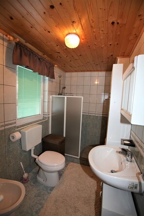 Douche, sèche-cheveux, serviettes fournies