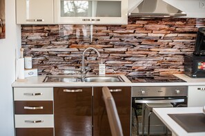 Geladeira, micro-ondas, fogão, cooktop