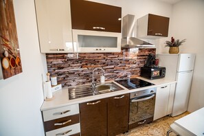 Kylskåp, mikrovågsugn, ugn och spishäll