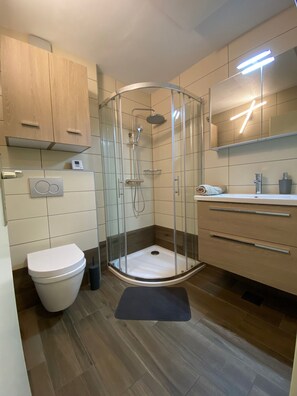 Shower, hair dryer, towels - One Bedroom Apartment Ina in Kranjska Gora (Kranjska Gora)