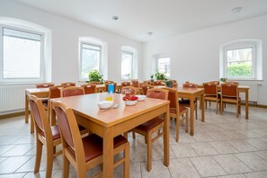 Dining - Dawn private room with shared bathroom (Log pod Mangartom)