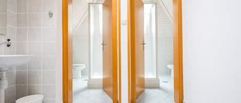 Douche, séchoir à cheveux, bidet