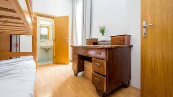 1 slaapkamer, een bureau, internet, beddengoed