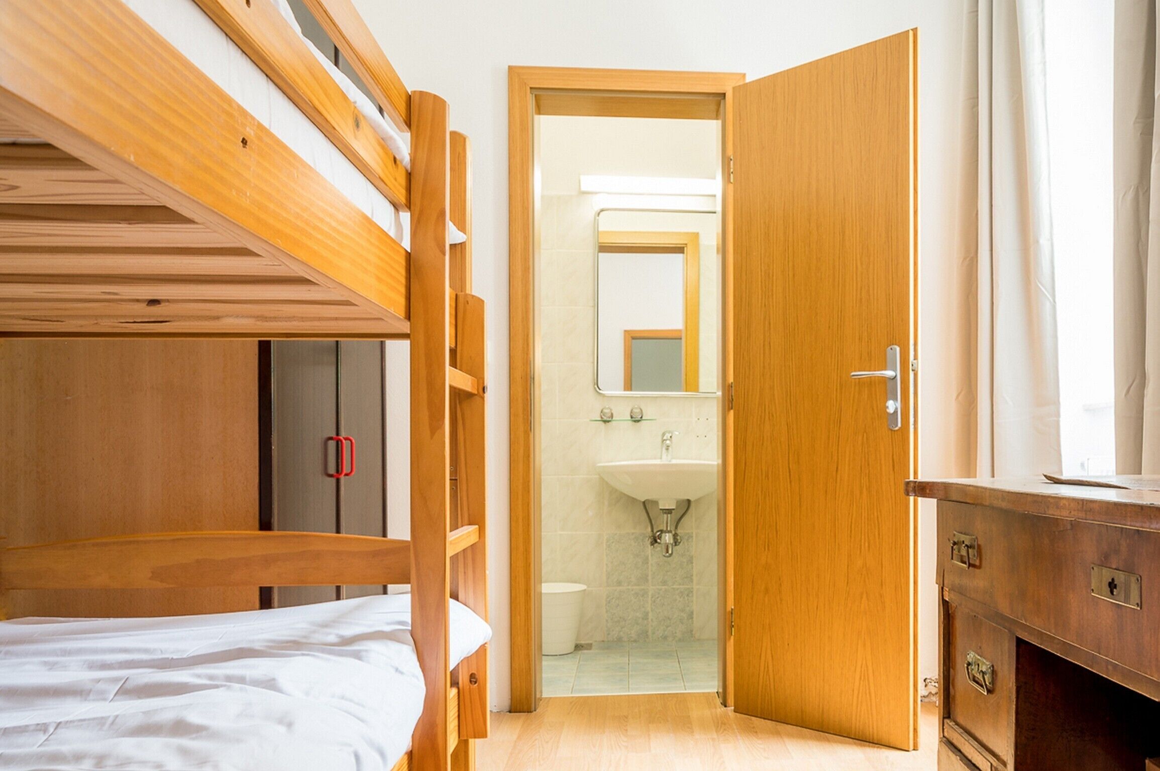 1 chambre, bureau, accès Internet, draps fournis