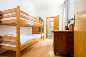 1 chambre, bureau, accès Internet, draps fournis