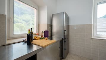 Een koelkast, een kookplaat, een koffiezetapparaat/waterkoker