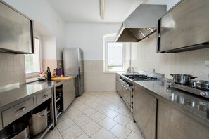 Fridge, stovetop, coffee/tea maker, toaster