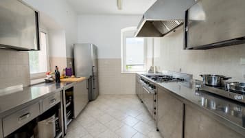 Een koelkast, een kookplaat, een koffiezetapparaat/waterkoker