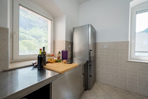 Fridge, stovetop, coffee/tea maker, toaster - Fullhouse private room with shared bathroom (Log pod Mangartom)