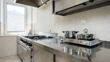 Een koelkast, een kookplaat, een koffiezetapparaat/waterkoker