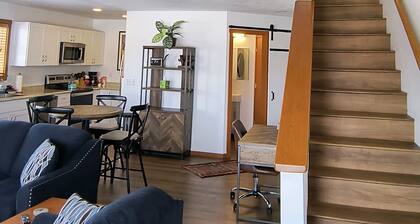 Convenient Cozy Uptown Condo