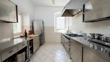 Een koelkast, een kookplaat, een koffiezetapparaat/waterkoker