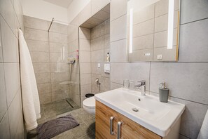 Dusche, Haartrockner, Handtücher