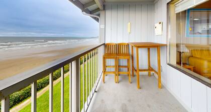 Oceanfront Nye Beach condo with gorgeous corner view & beach access