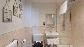 Artículos de higiene personal gratuitos, secador de pelo y toallas