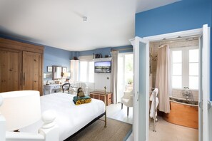 Indulgence Double Room, Balcony | Allergitestade sängkläder, arbetsyta för laptop och gratis wi-fi