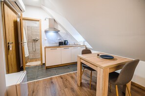 Kylskåp, diskmaskin, brödrost och barnstol