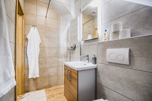 Douche, sèche-cheveux, serviettes fournies