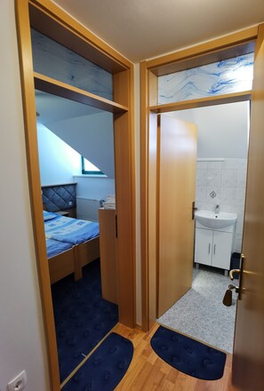 1 Schlafzimmer, Schreibtisch, WLAN, Bettwäsche