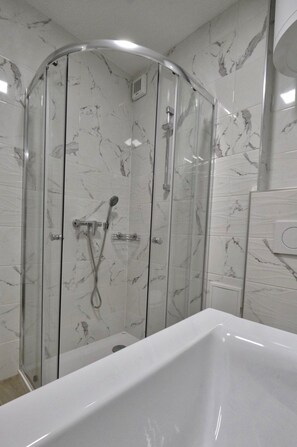 Een douche, een haardroger, handdoeken