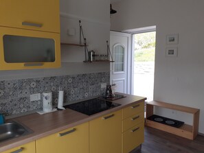 Fridge, stovetop, cookware/dishes/utensils, paper towels - Istrian Cosy Studio Apartment (Portoroz)