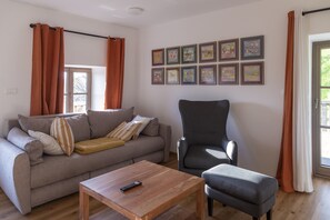 TV, fireplace, stereo