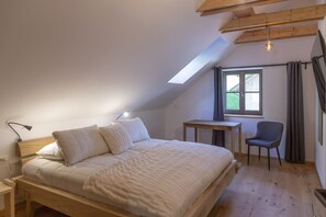 3 bedrooms, iron/ironing board, Internet, bed sheets