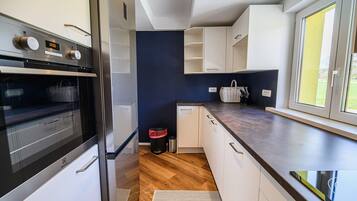 Jääkaappi, uuni, astianpesukone, leivänpaahdin