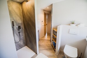 Douche, articles de toilette gratuits, sèche-cheveux, chaussons