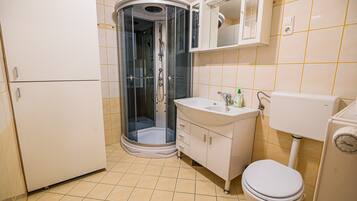 Een douche, een haardroger, handdoeken