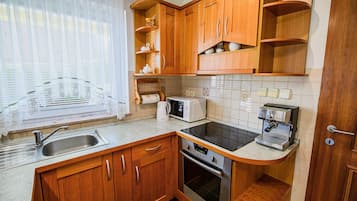 Een koelkast, een magnetron, een oven, een vaatwasser