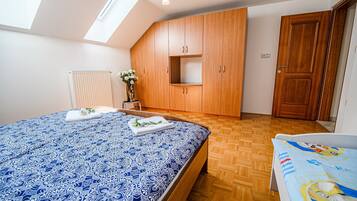 3 slaapkamers, een strijkplank/strijkijzer, internet, beddengoed