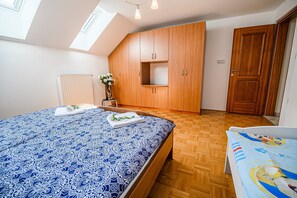 3 bedrooms, iron/ironing board, Internet, bed sheets