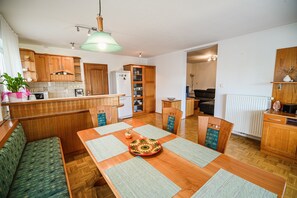 Dining - Split three bedroom apartment with terrace (Podcetrtek)