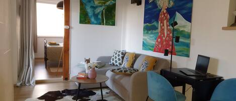 2 soverom, skrivebord, strykejern/-brett og wi-fi