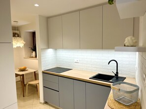 Kylskåp, spishäll, diskmaskin och grytor/köksredskap