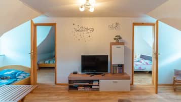 2 bedrooms, iron/ironing board, internet, bed sheets