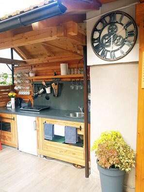 Coffee/tea maker, cookware/dishes/utensils