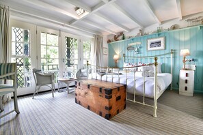 Deluxe Plus Double Room, balcony | Allergiatestatut vuodevaatteet, silitysrauta/-lauta, ilmainen Wi-Fi