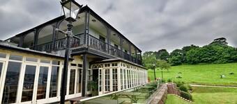 더 네스 하우스