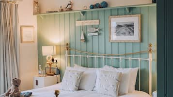 Hypo-allergenic bedding, iron/ironing board, free WiFi, bed sheets