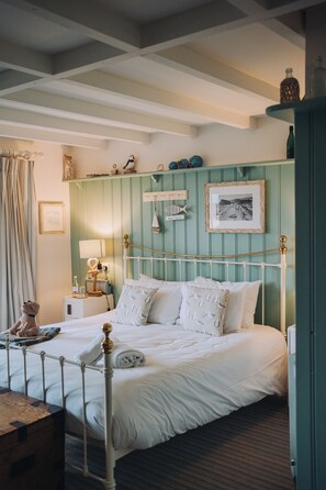 Hypo-allergenic bedding, iron/ironing board, free WiFi, bed sheets - The Ness House (Teignmouth)