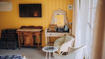 Deluxe Plus Double Room, balcony | 1 makuuhuone, allergiatestatut vuodevaatteet, silitysrauta/-lauta