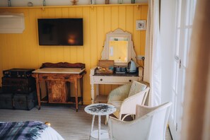 Deluxe Plus Double Room, balcony | 1 chambre, literie hypoallergénique, fer et planche à repasser