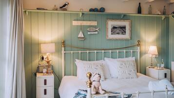 Hypo-allergenic bedding, iron/ironing board, free WiFi, bed sheets