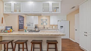 Coffee/tea maker, fridge, microwave, oven