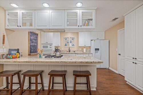 Snowbird-friendly retreat  hot tub, pool, creek views ,wifi, grill, & fireplace