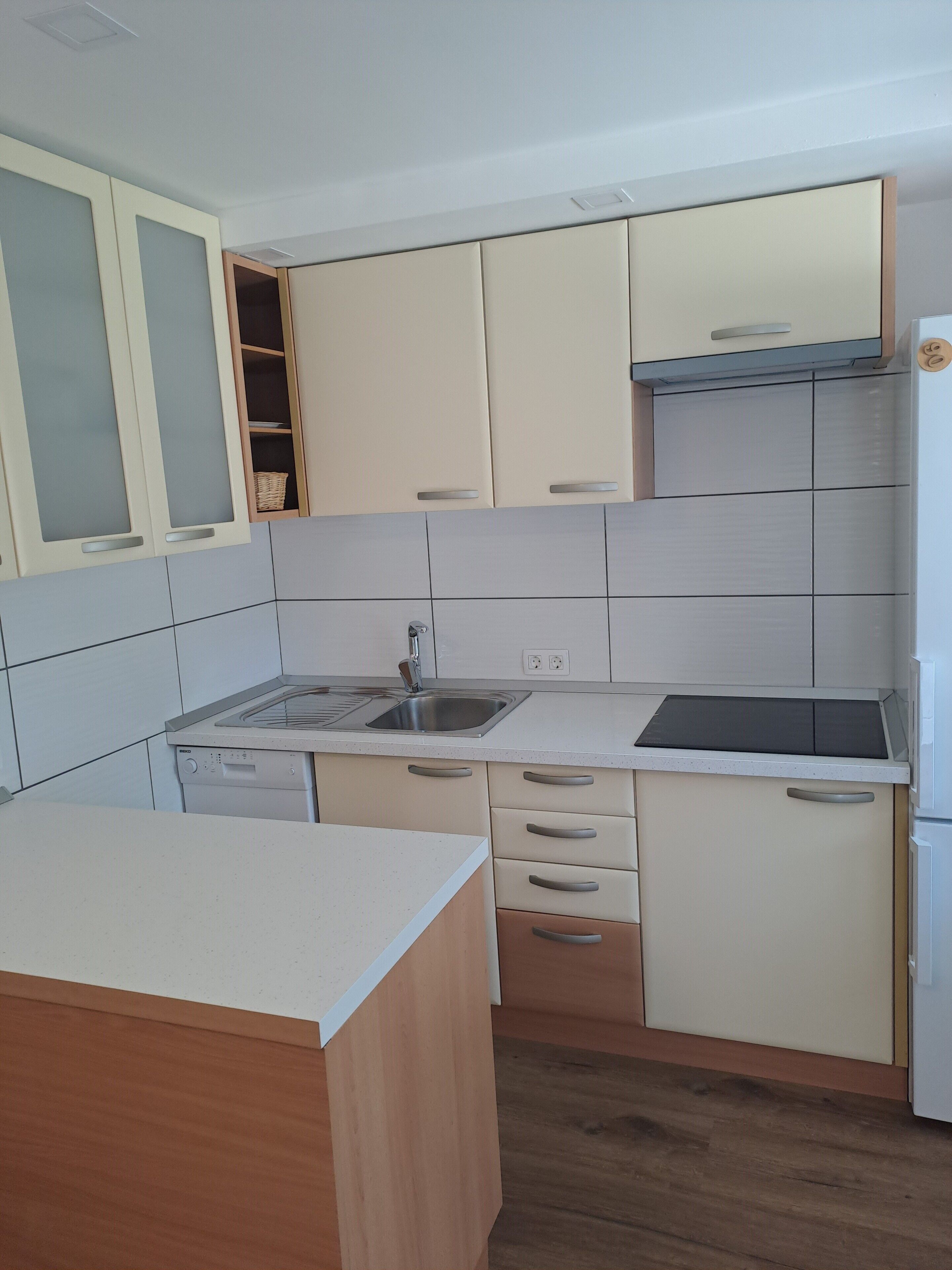 Kühlschrank, Geschirrspüler, Kochgeschirr/Geschirr/Besteck