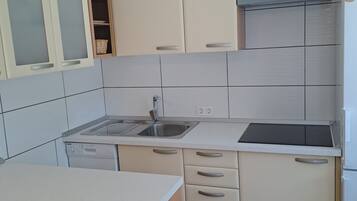 KĂŒhlschrank, GeschirrspĂŒler, Kochgeschirr/Geschirr/Besteck