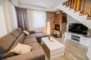 TV - Three Bedroom Apartment 2 with Terrace in Bovec (Bovec)